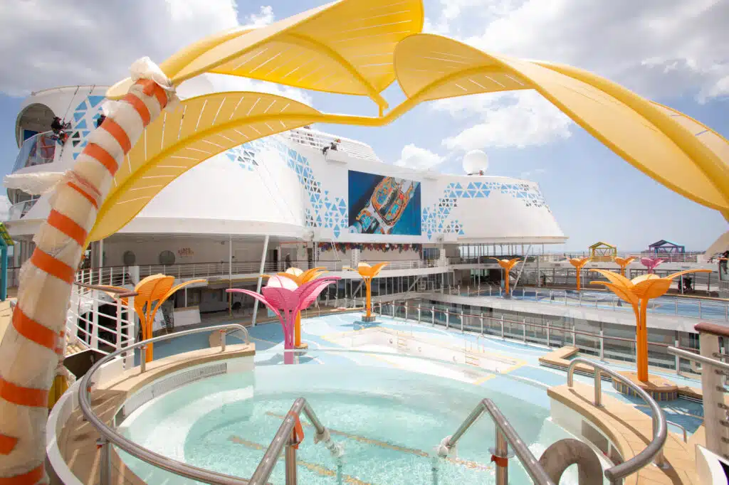 utopia of the seas pool deck